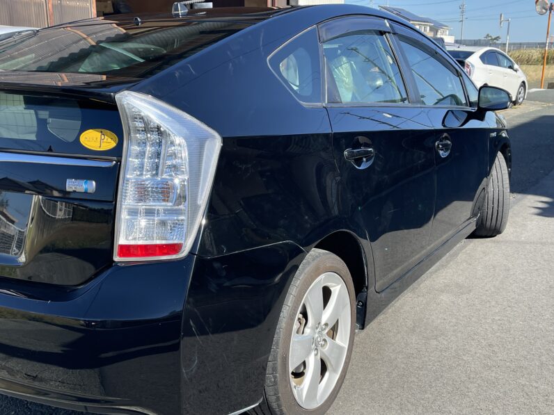
								2021, Toyota Prius Black full									